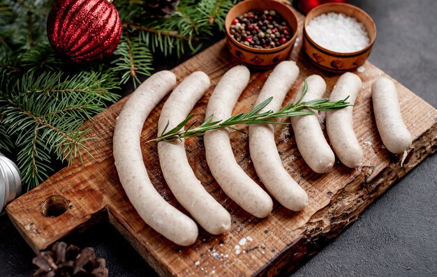 Biała kiełbasa jak przyrządzić żeby wydobyć jej smak?