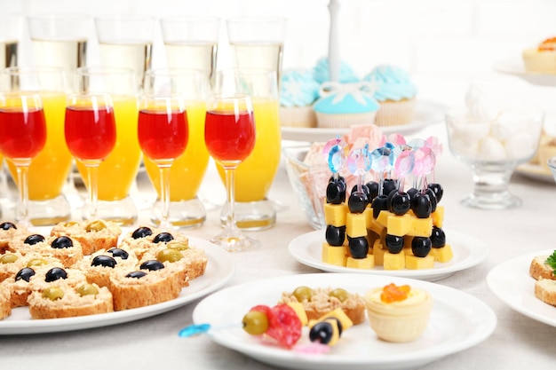 Jakie przystawki na 18 urodziny sprawdzą się podczas przyjęcia?