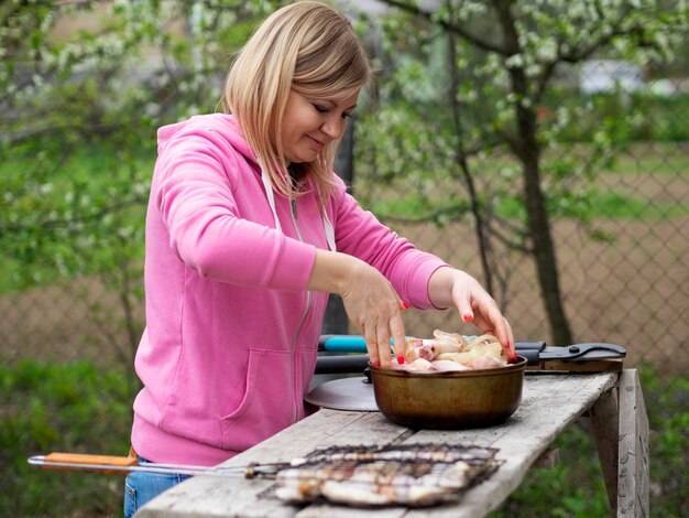 Jak zrobić tanio grilla i cieszyć się smakiem letnich spotkań?