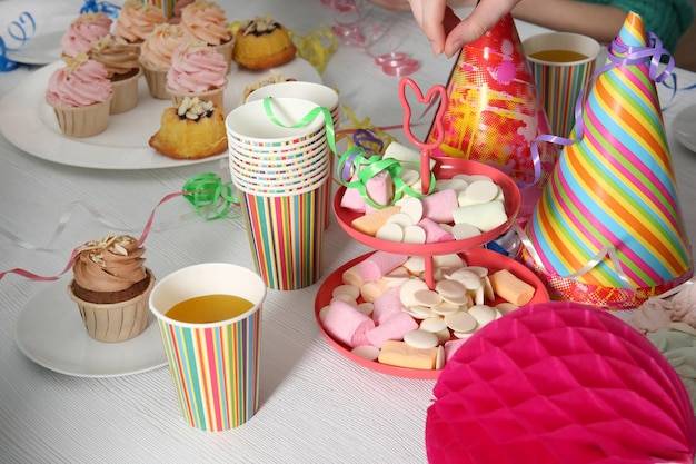 Jakie przekąski na imprezę urodzinową wybrać, by zachwycić gości?