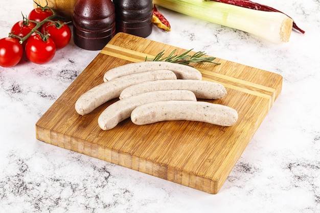 Kiełbasa biała surowa ile gotować żeby była soczysta?