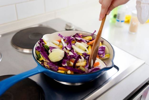 Warzywa na patelnie na czym smażyć aby zachowały smak?