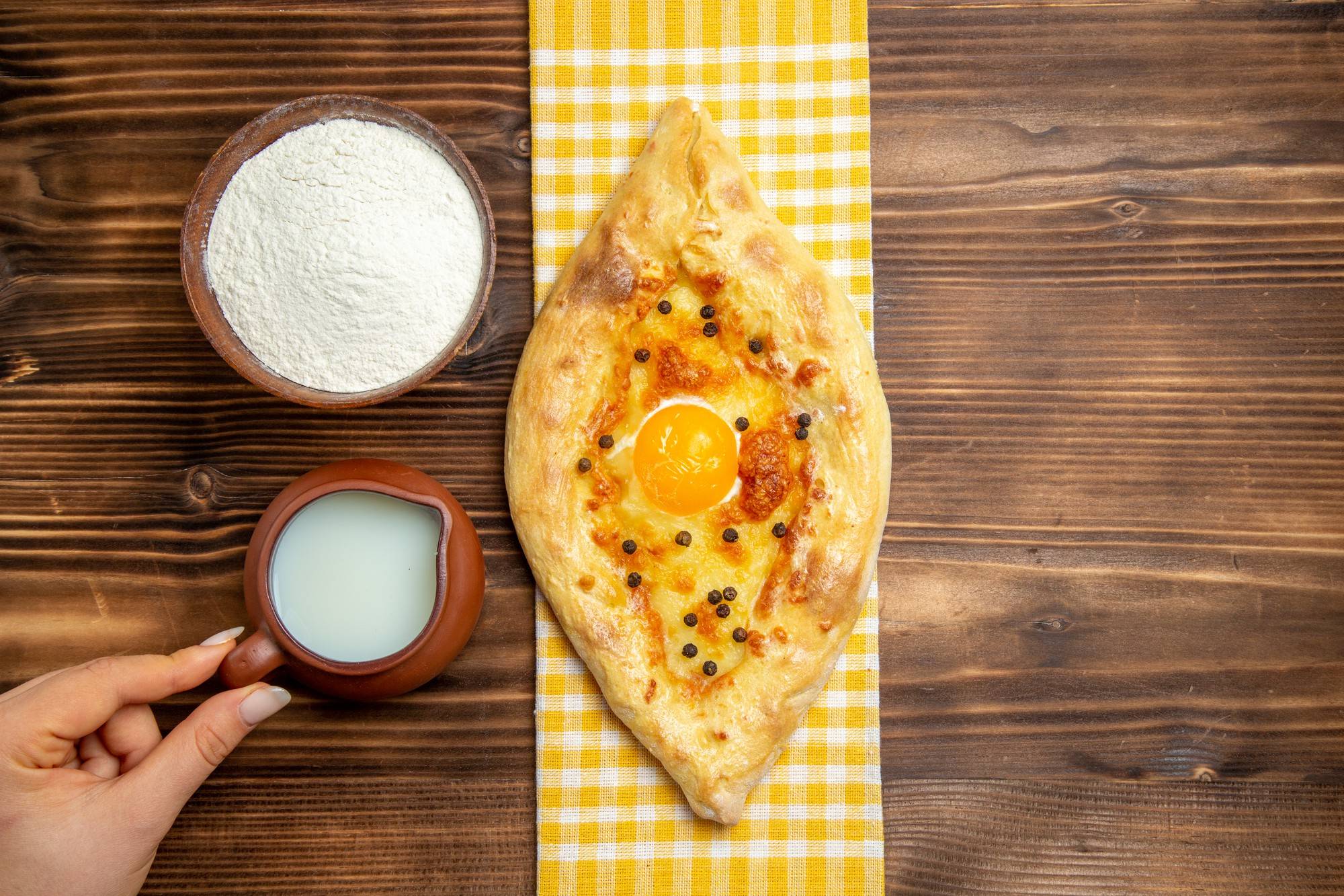 Jak jeść chaczapuri adżarskie żeby w pełni docenić jego smak?