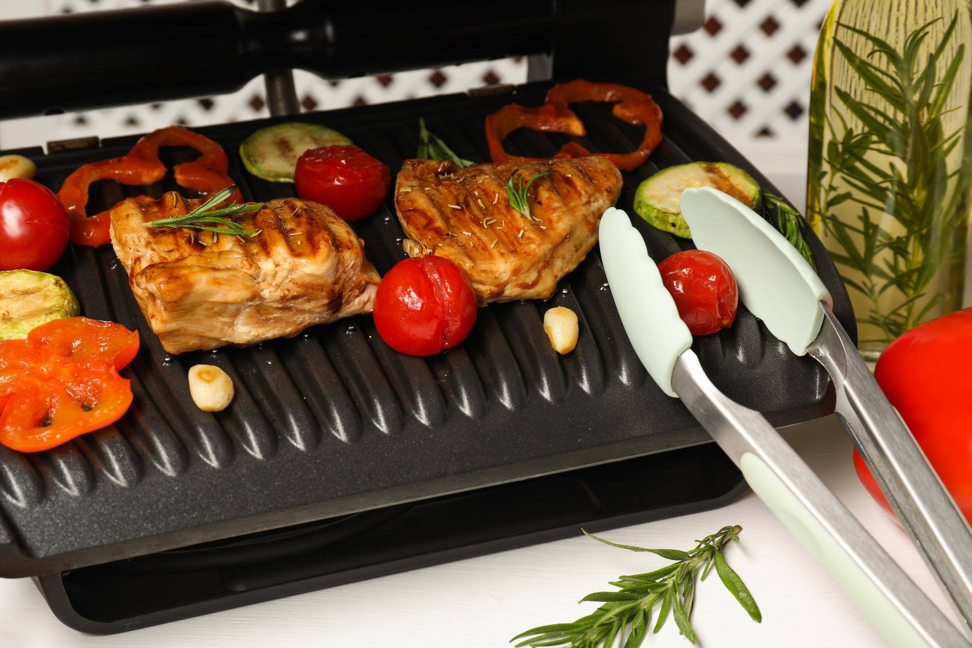 Jak smażyć na grillu elektrycznym żeby potrawy były soczyste?